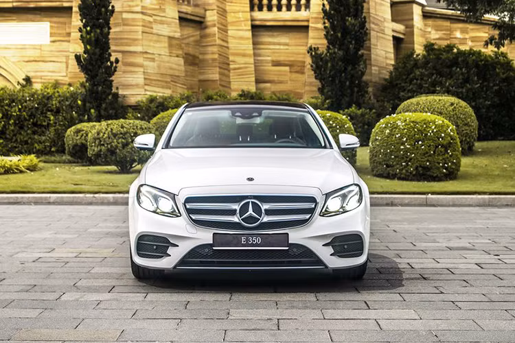 Tuy vậy, khi so sánh với phiên bản tiền nhiệm - E300 AMG thì phiên bản mới E350 AMG không đón nhận sự thay đổi nào quá đặc biệt về thiết kế nội, ngoại thất mà chỉ tập trung vào sự thay đổi về hệ truyền động.