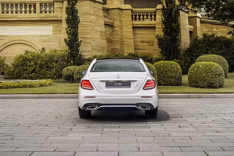 Các chi tiết ngoại thất của Mercedes-Benz E350 AMG mới sẽ đi kèm với gói trang bị AMG Line. Đèn pha LED Multibeam Adaptive Highbeam Assist Plus... Xe được trang bị bộ mâm 5 chấu kép 19 inch tương tự như "người tiền nhiệm" E300 AMG.