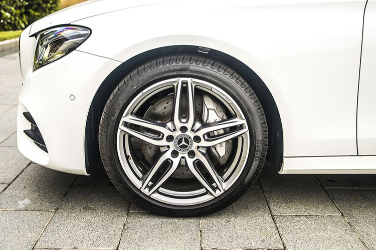 Khi xe cần tăng tốc, máy phát sẽ bổ trợ thêm sức mạnh 13,5 mã lực và sức kéo 150 Nm trong khoảng thời gian nhất định, giúp động cơ xăng loại bỏ độ trễ và nhanh chóng đạt đến vòng tua máy lý tưởng mỗi khi sang số. Ưu điểm của máy phát 48V là sức kéo 150 Nm sẽ can thiệp ngay lập tức và không có độ trễ.