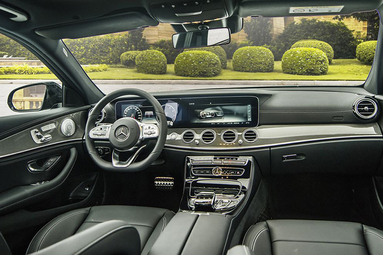 Không gian nội thất của E350 AMG được làm chủ yếu từ da Nappa cao cấp và ốp sợi kim loại thể thao với tông màu do khách hàng tuỳ chọn. Ngoài ra, sự tiện nghi và sang trọng, E350 AMG cũng không thiếu đi những tính năng hiện đại phục vụ hành khách giống như những "người anh em" E-Class khác.