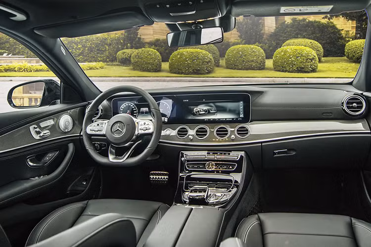 Không gian nội thất của E350 AMG được làm chủ yếu từ da Nappa cao cấp và ốp sợi kim loại thể thao với tông màu do khách hàng tuỳ chọn. Ngoài ra, sự tiện nghi và sang trọng, E350 AMG cũng không thiếu đi những tính năng hiện đại phục vụ hành khách giống như những "người anh em" E-Class khác.