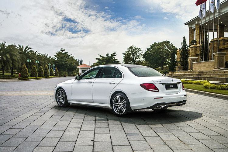 E350 AMG được trang bị động cơ mild-hybrid EQ Boost, lấy cảm hứng từ xe đua F1 của đội Mercedes-AMG PETRONAS. Hệ thống này bao gồm 2 thành phần chính là máy phát điện kiêm bộ đề 48V và bộ pin 48V. Máy phát 48V kết nối trực tiếp với động cơ thông qua dây đai truyền động, còn bộ pin 48V đặt phía sau và cấp điện cho các tiện ích sử dụng điện 12V trên xe thông qua bộ chuyển đổi nguồn điện.