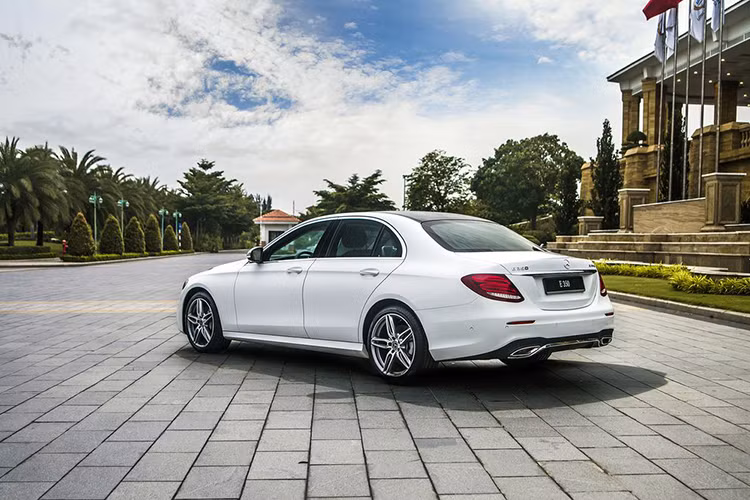 E350 AMG được trang bị động cơ mild-hybrid EQ Boost, lấy cảm hứng từ xe đua F1 của đội Mercedes-AMG PETRONAS. Hệ thống này bao gồm 2 thành phần chính là máy phát điện kiêm bộ đề 48V và bộ pin 48V. Máy phát 48V kết nối trực tiếp với động cơ thông qua dây đai truyền động, còn bộ pin 48V đặt phía sau và cấp điện cho các tiện ích sử dụng điện 12V trên xe thông qua bộ chuyển đổi nguồn điện.