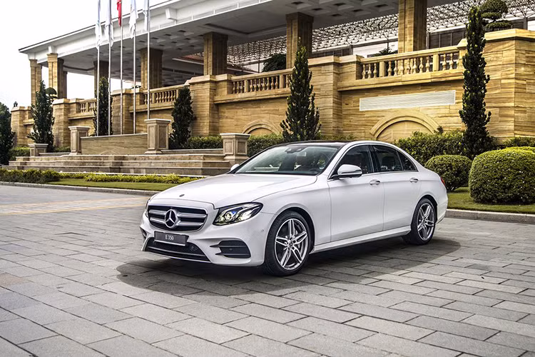 Mercedes-Benz Việt Nam vừa chính thức giới thiệu tới công chúng trong nước phiên bản mới của dòng xe E-Class với nhiều cải tiến hấp dẫn. Trong đó, mẫu xe sang Mercedes-Benz E350 AMG là phiên bản cao cấp nhất.
