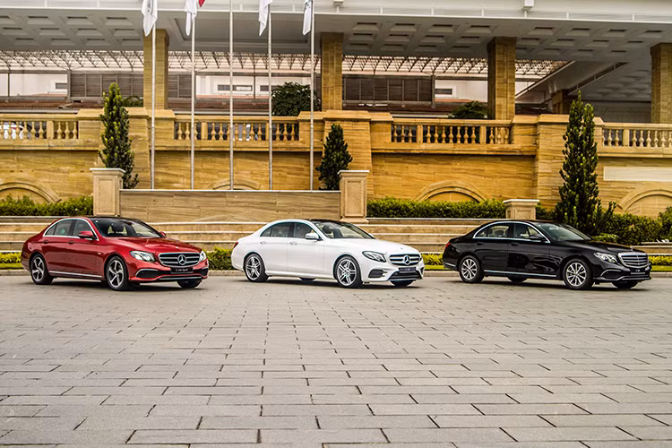 Động cơ nền của E350 AMG cũng đã rất mạnh mẽ khi cung cấp 299 mã lực và mô-men xoắn cực đại lên đến 400 Nm từ động cơ 2.0 L tăng áp đường nạp kép (twin-scroll), giúp xe tăng tốc 0 – 100 km/h trong vòng 5,9 giây. Giá xe Mercedes-Benz E350 AMG niêm yết 2,89 tỷ đồng, E350 AMG hiện đang là cái tên sáng giá nhất trong phân khúc xe sang cỡ trung tại thị trường Việt Nam.