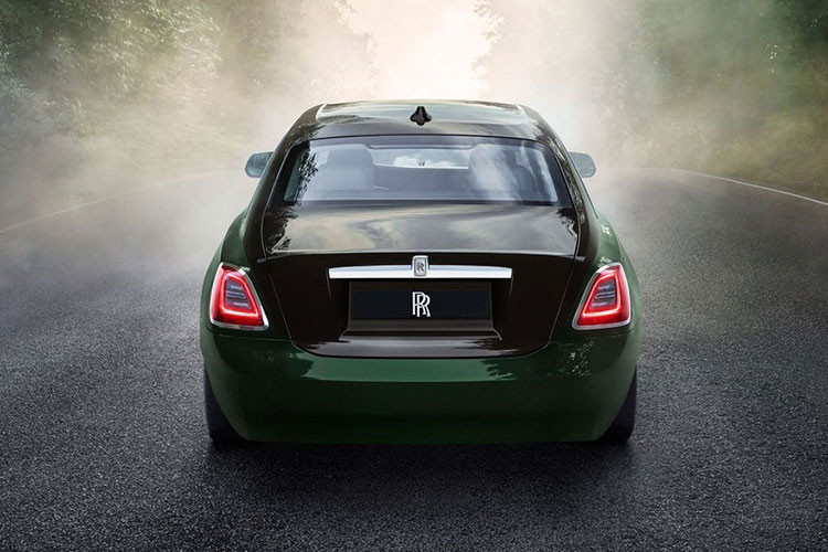 Sức mạnh được truyền tới bánh thông qua hộp số tự động 8 cấp, nhờ đó, cho phép chiếc xe siêu sang Rolls-Royce Ghost 2021 có thể dễ dàng tăng tốc từ vị trí đứng yên lên 96 km/h chỉ trong thời gian 4,5 giây trước khi đạt vận tốc tối đa giới hạn điện tử 250 km/h.
