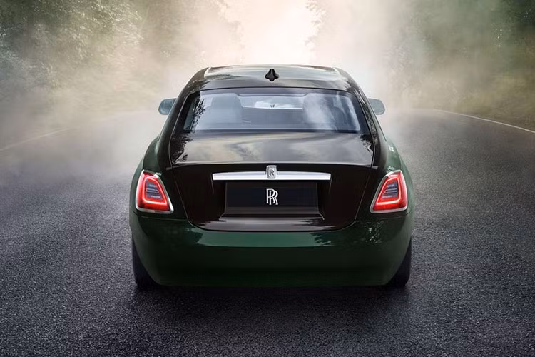 Sức mạnh được truyền tới bánh thông qua hộp số tự động 8 cấp, nhờ đó, cho phép chiếc xe siêu sang Rolls-Royce Ghost 2021 có thể dễ dàng tăng tốc từ vị trí đứng yên lên 96 km/h chỉ trong thời gian 4,5 giây trước khi đạt vận tốc tối đa giới hạn điện tử 250 km/h.