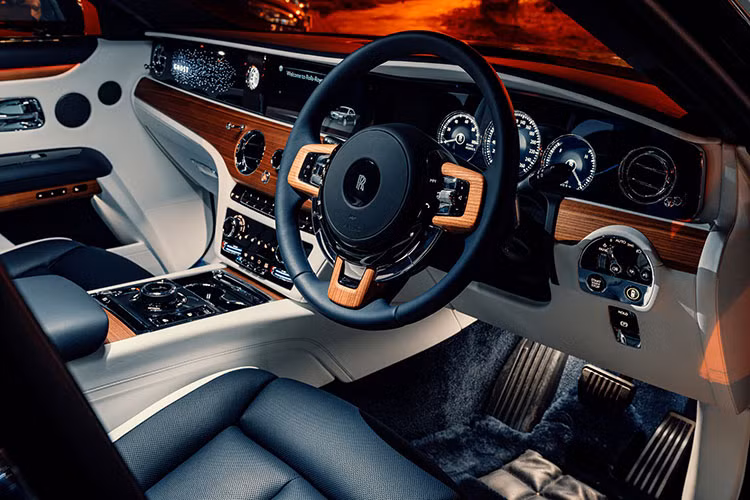 Nhìn mặt bằng chung với các thị trường xe Đông Nam Á khác như Singapore, Thái Lan hay Malaysia, giá xe Rolls-Royce Ghost thế hệ mới thuộc diện phân phối chính hãng tại Việt Nam hiện vẫn đang cao hơn từ 5 đến 8 tỷ đồng do các chính sách về thuế.