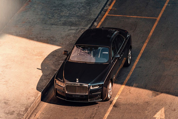 So sánh về giá xe Rolls-Royce Ghost 2021 thế hệ mới với các công ty nhập khẩu tư nhân, khá bất ngờ là đại lý chính hãng có chính sách về giá tốt hơn khi rẻ gần 10 tỷ đồng nếu đặt lên bàn cân với mẫu xe Rolls-Royce Ghost Extended 2021 đầu tiên về nước được công ty nhập khẩu tư nhân rao bán 43 tỷ đồng.