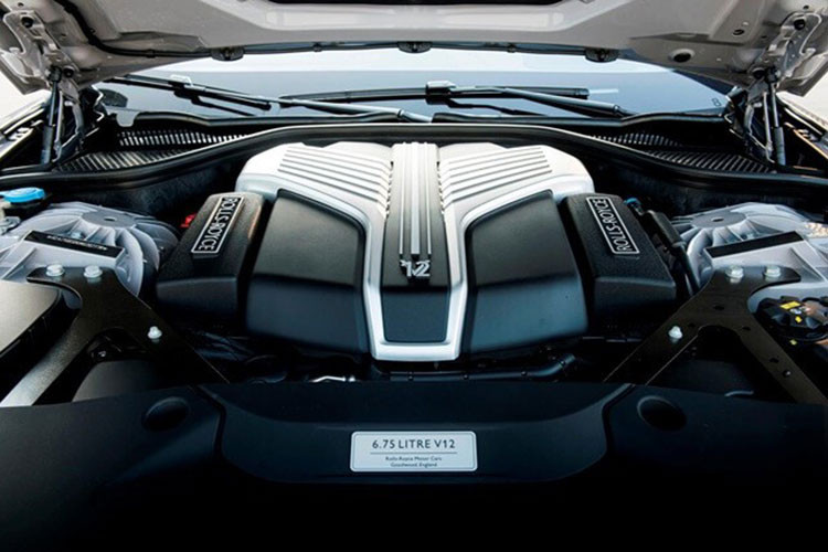 Chiếc xe siêu sang Rolls-Royce Ghost thế hệ hoàn toàn mới vẫn sẽ dùng động cơ xăng V12, tăng áp kép, dung tích 6.75 lít, tạo ra công suất tối đa 563 mã lực tại vòng tua máy 5.000 vòng/phút và mô-men xoắn cực đại 850 Nm tại vòng tua máy 1.600 vòng/phút như trước.
