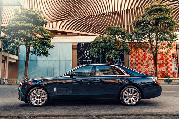 Cụ thể, đại lý Rolls-Royce chính hãng Việt Nam có chi nhánh đặt tại TP HCM, đã chào hàng Rolls-Royce Ghost thế hệ mới với các đại gia Việt với mức giá từ 30 tỷ đồng cho bản tiêu chuẩn và thông tin chúng tôi có được là phiên bản Rolls-Royce Ghost 2021 trục cơ sở dài có giá lên đến 33,333 tỷ đồng.