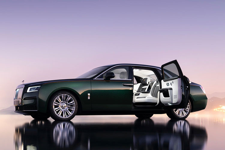 Illuminated Fascia là trải nghiệm mà bất cứ khách hàng nào mua xe Rolls-Royce Ghost thế hệ mới đều muốn thử, đây là 1 kiệt tác mà các kỹ sư của hãng xe siêu sang Anh quốc phải mất hơn 10.000 giờ làm việc với các mảnh ghép là 850 ngôi sao.