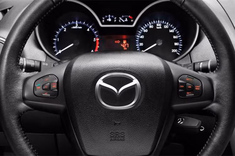 Những công nghệ an toàn nổi bật của Mazda BT-50 2018 bao gồm: Hệ thống chống bó cứng phanh ABS, cân bằng điện tử DSC, kiểm soát chống lật TSC, cảnh báo phanh khẩn cấp. Hệ thống kiểm soát tốc độ Cruise Control, đèn pha/gạt nước mưa tự động, gương chiếu hậu bên trong chống chói, cảm biến lùi và 6 túi khí 2 bản cao, 2 túi khí bản thấp…
