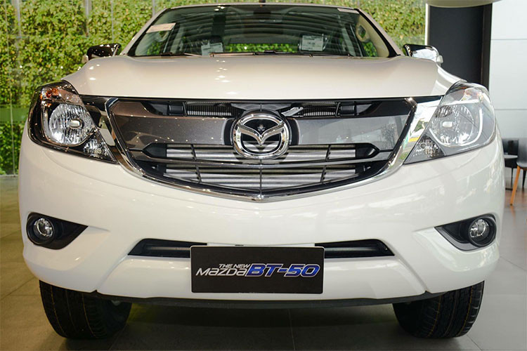 Thiết kế đầu xe của mẫu xe Mazda BT-50 bản nâng cấp cho năm 2018 không có vẻ hầm hố như những đối thủ khác, xe có cái nhìn khá hiền lành với nhiều chi tiết mạ crom. Tất cả các phiên bản của Mazda BT-50 đều sử dụng bóng halogen với chức năng bật tắt tự động ở 2 bản cao cấp. 