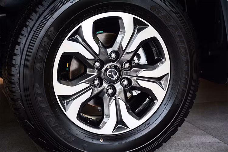 Theo hãng xe ôtô Mazda cho biết, ở thế hệ mới này - khung gầm cuả xe cũng đã thiết kế lại chống chịu va đập có độ bền cao và rỉ sét trong điều kiện khắc nghiệt nhất của thời tiết. Hệ thống treo trước độc lập và nhíp lá phía sau đem lại sức tải lớn cho chiếc xe bản tải này.