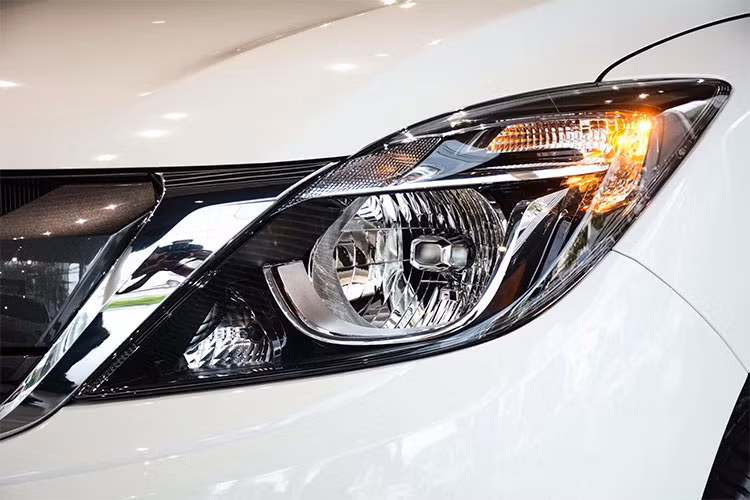 Ở bên dưới là hốc gió và đèn sương mù được thiết kế góc cạnh giúp phần đầu xe thể thao hơn, đây cũng là chi tiết cứng cỏi nhất trên mẫu xe bán tải nhà Mazda. Lưới tản nhiệt thiết kế khá đơn giản, duy chỉ có phần logo chính giữa được đỡ bởi một thanh ngang to bản là chi tiết giúp đầu xe khỏe khoắn hơn cùng những đường gân nổi trên nắp ca-pô.