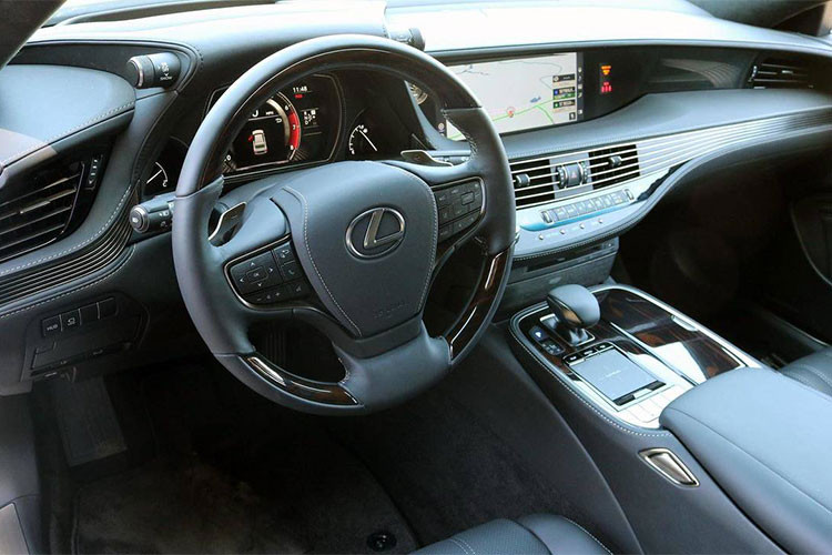 Sedan Lexus LS 500, mẫu xe hạng sang của thương hiệu Nhật Bản này có giá khoảng 89.780 USD. Nội thất xe được đánh giá là “không có điểm yếu” và được trang bị chất liệu cao cấp “từ đầu đến chân”.