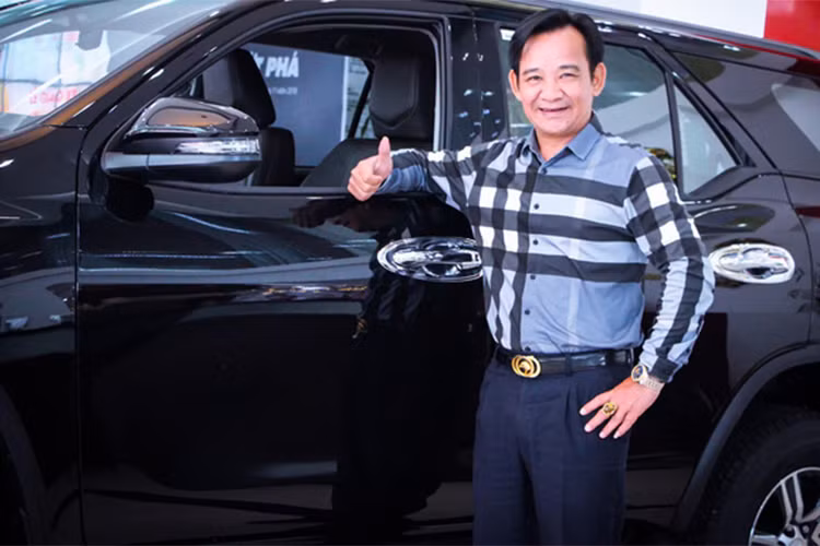Trước Tết năm ngoái, danh hài Quang Tèo đã mua một chiếc Nissan X-Trail màu trắng. Gắn bó được một năm, anh đã đổi sang chiếc Fortuner 2018 này. Trước đó, danh hài này từng sử dụng chiếc xe Fortuner đời cũ.
