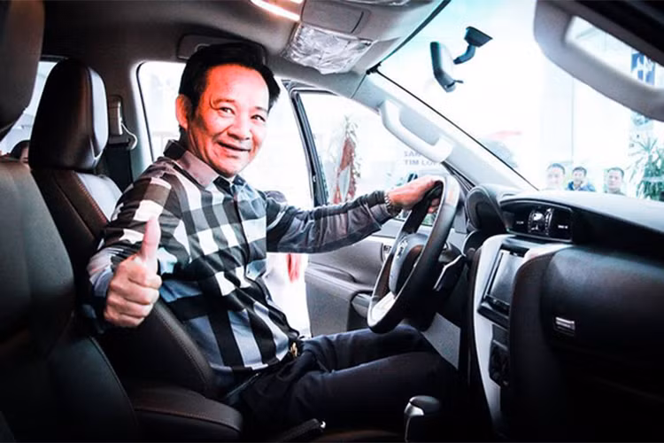 Tương tự như ngoại thất, nội thất của Fortuner 2018 cũng được Toyota giữ nguyên. Dù có cách bố trí các chi tiết y hệt như Hilux, nhưng bảng táp-lô của Fortuner thế hệ mới lại được thiết kế hoàn toàn khác biệt, khiến chiếc xe trông cao cấp hơn hẳn. Đồng thời các chất liệu được sử dụng trên chiếc xe cũng tạo cảm giác sang trọng.