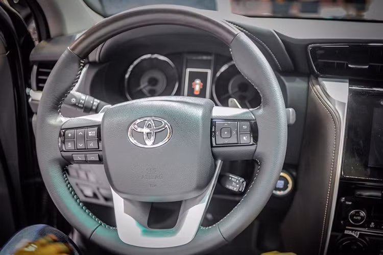 Trên các phiên bản cao cấp, Fortuner 2018 cũng đã được trang bị thêm ghế phụ điều chỉnh điện 8 hướng. Trước đây dòng xe này cũng có ghế chỉnh điện, tuy nhiên chỉ có ghế lái mới có thể điều chỉnh được. Hàng ghế sau của xe có cửa gió điều hòa độc lập, có thể gập lưng 60/40 và chỉnh tay.