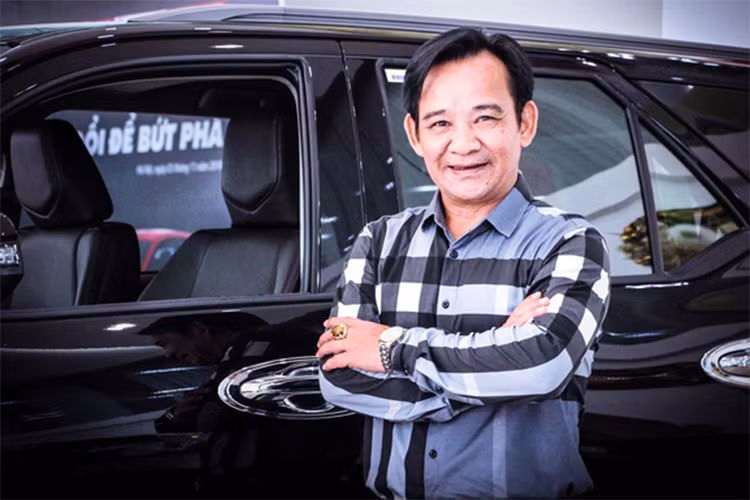 Về thiết kế, Toyota Fortuner 2018 vẫn giữ nguyên gần như không có sự thay đổi với ngôn ngữ "Keen Look" sắc sảo hơn thế hệ trước, nhằm đem tới vẻ đẹp vừa "lạnh lùng", vừa khỏe khoắn. Phải thật tinh ý mới có thể nhận ra chiếc xe đã có thêm đèn sương mù LED, đèn xi-nhan hai bên gương chiếu hậu mới, bậc lên xuống thiết kế lại và đèn hậu sửa đổi một chút.