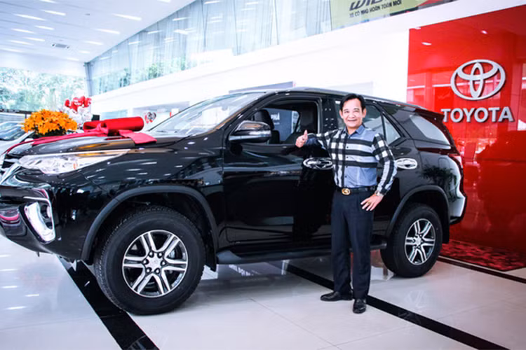 Mới đây, danh hài Nguyễn Tiến Quang, còn được biết tới với cái tên Quang Tèo đã sắm một chiếc xe Toyota Fortuner mới thay cho chiếc Nissan X-Trail cũ. Danh hài chọn xe màu đen thay vì trắng như trước đây, với giải thích là sẽ đem lại may mắn. Đây là chiếc Fortuner thứ 3 và là chiếc xe thứ 9 được Quang Tèo sở hữu.