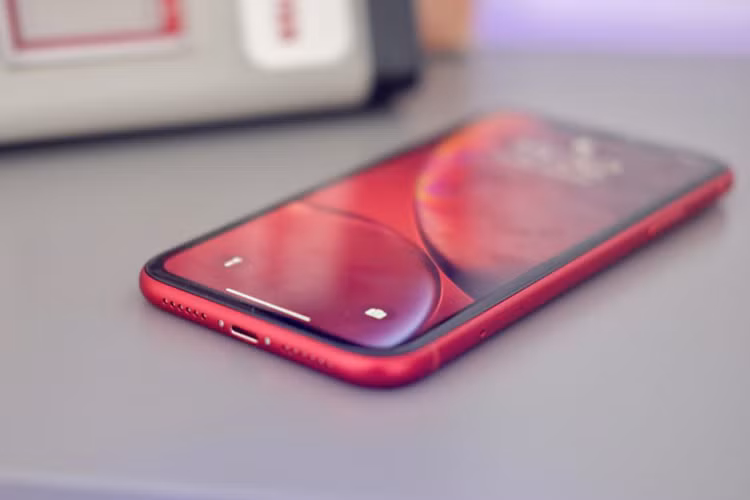 Hơn nữa, ngoài màu đỏ đầy xá tính thì màu vàng trong những hình ảnh rò rỉ mới trông thực sự khác xa với màu vàng của iPhone XR 2018 hiện nay.