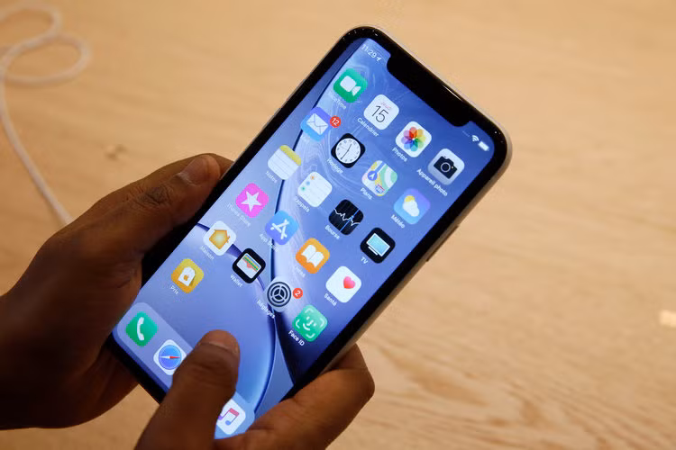 Trong khi bộ đôi smart phone cao cấp iPhone XS và XS Max mới sẽ được trang bị 3 camera ở mặt lưng, iPhone XR 2019 sẽ chỉ có camera kép với cụm camera có thể lấy từ iPhone X 2017 hoặc iPhone XS năm ngoái.