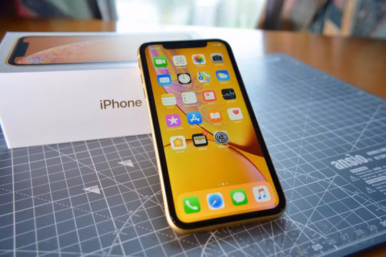 Một trang web tại Ấn Độ mới đây tiếp tục chia sẻ một loạt ảnh render mới, qua đó tái hiện iPhone XR hoàn toàn mới với màu sắc gần giống iPhone XS năm ngoái. Những hình ảnh này cho thấy iPhone XR năm nay sẽ có bốn tùy chọn màu sắc là Đen, Vàng, Xám và Đỏ.