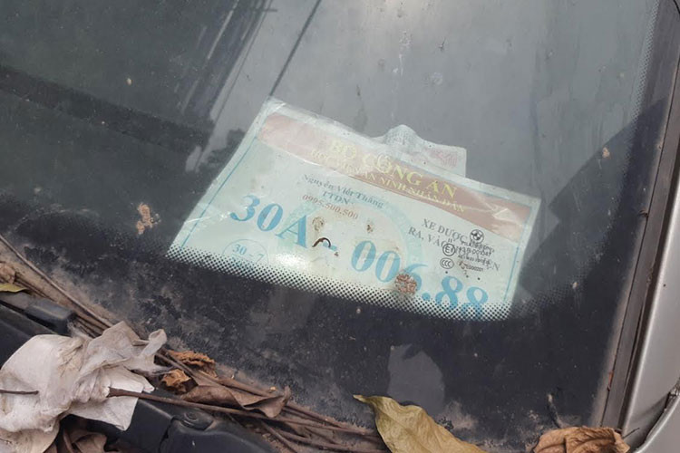 Đáng buồn hơn, chiếc xe BMW bị bỏ quên này cũng là nơi thường thường xuyên bị những người đi đường thiếu ý thức "xả bậy" khiến người dân không khỏi bức xúc và mong muốn sớm tìm ra chủ nhân hoặc nhờ các cơ quan chức năng di dời chiếc xe.