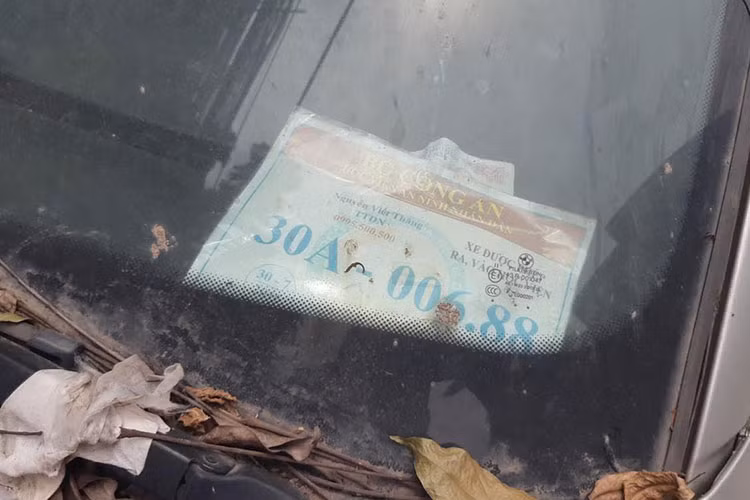 Đáng buồn hơn, chiếc xe BMW bị bỏ quên này cũng là nơi thường thường xuyên bị những người đi đường thiếu ý thức "xả bậy" khiến người dân không khỏi bức xúc và mong muốn sớm tìm ra chủ nhân hoặc nhờ các cơ quan chức năng di dời chiếc xe.