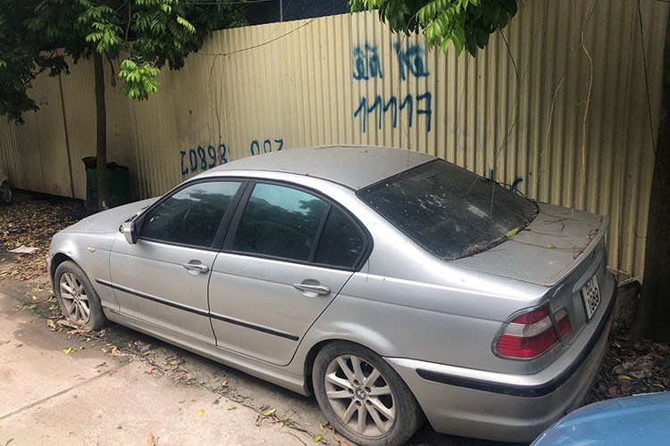 "Thấy xe BMW nằm phơi nắng, phơi mưa ròng rã từ trước Tết âm lịch đến nay, quá xót xa, nhiều người dân hỏi thăm và tra cả biển số cùng số điện thoại dán ở xe nhưng đều không liên lạc được. Hiện chúng tối không biết chủ nhân là ai mà quẳng xe lâu như vậy làm phiền bà con nơi đây", anh Văn cho biết thêm.