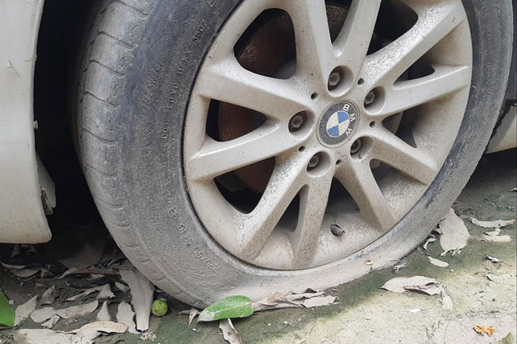 Theo quan sát có thể thấy đây là chiếc xe sang BMW 3 Series đời 2004. Nhìn hiện trang bên ngoài, có thể thấy do để xe ngoài mưa nắng quá lâu nên chiếc xe đã xuống cấp nghiêm trọng như; lốp xe đã bị bẹp do lâu ngày không sử dụng, logo phía sau bị vặt, bụi phủ đầy thân xe...