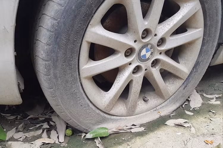 Theo quan sát có thể thấy đây là chiếc xe sang BMW 3 Series đời 2004. Nhìn hiện trang bên ngoài, có thể thấy do để xe ngoài mưa nắng quá lâu nên chiếc xe đã xuống cấp nghiêm trọng như; lốp xe đã bị bẹp do lâu ngày không sử dụng, logo phía sau bị vặt, bụi phủ đầy thân xe...