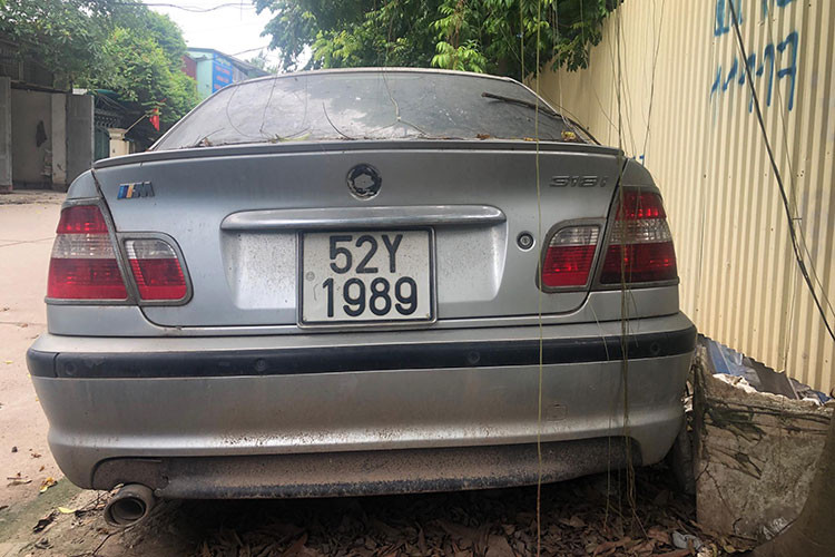 Sau khi hình ảnh chiếc xe sang BMW vứt xó được tung lên mạng xã hội, nhiều cư dân mạng khi xem những hình ảnh còn tếu táo cho rằng; có thể chủ nhân của chiếc xe đã bị bắt cóc, thậm chí có người nhìn biển số xe còn đồn đoán chủ xe quay về Sài Gòn và không trở lại, thậm chí nhiều người còn nghi ngờ xe của tội phạm tẩu tán bằng chứng...