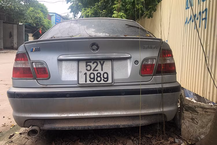 Sau khi hình ảnh chiếc xe sang BMW vứt xó được tung lên mạng xã hội, nhiều cư dân mạng khi xem những hình ảnh còn tếu táo cho rằng; có thể chủ nhân của chiếc xe đã bị bắt cóc, thậm chí có người nhìn biển số xe còn đồn đoán chủ xe quay về Sài Gòn và không trở lại, thậm chí nhiều người còn nghi ngờ xe của tội phạm tẩu tán bằng chứng...