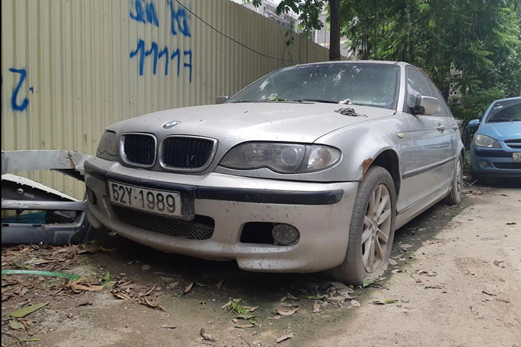 Mẫu xe sang BMW 3 Series 2004 là phiên bản được nâng cấp về ngoại hình và một số trang bị so với trước đó. Xe được trang bị khối động cơ 2.5l, sản sinh công suất tối đa 189 mã lực tại 6.000 vòng/phút và lực mô-men xoắn tối đa 245 Nm tại 3.500 vòng/phút. Hiện trên thị trường xe cũ, BMW 3 Series 2004 có giá khoảng hơn 200 triệu đồng.