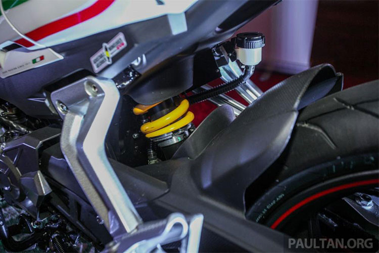 Trái tim của xe là khối động cơ xylanh đơn, dung tích 149,8cc, làm mát bằng dung dịch, đi kèm hộp số côn tay 6 cấp và tích hợp công nghệ đánh lửa B3SP 3 bugi, công suất 15,5 mã lực tại tua máy 8.500 vòng/phút.