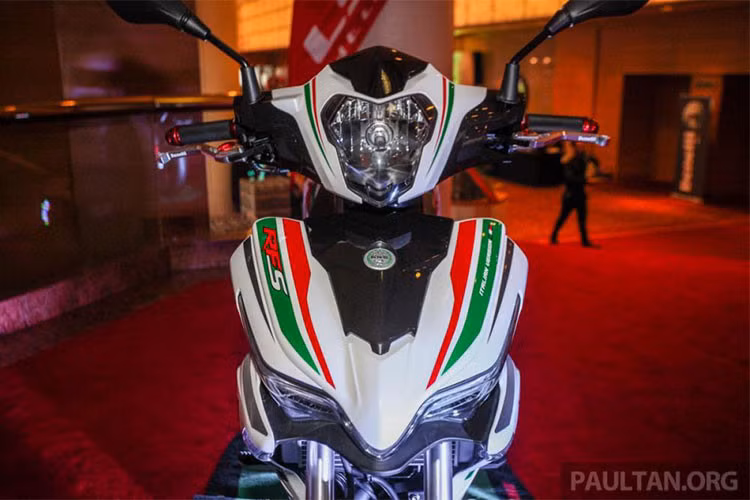 Về thông số kỹ thuật, Benelli RFS150i có trọng lượng 126kg, đi kèm bình xăng dung tích 4 lít. Xe có chiều dài cơ sở 1.325 mm, gầm cao 160 mm và chiều cao yên 787 mm. Về trang bị, Benelli RFS150i Limited Edition sở hữu hệ thống chiếu sáng hiện đại với đèn định vị và đèn xinhan ứng dụng công nghệ LED.