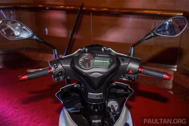 Đồng hồ của Benelli RFS150i Limited Edition vẫn là loại analog hiển thị vòng tua máy kết hợp với màn hình LCD hiển thị vận tốc, lượng xăng, hành trình, cấp số và nhiệt độ. Các nút bấm điều khiển dễ sử dụng.