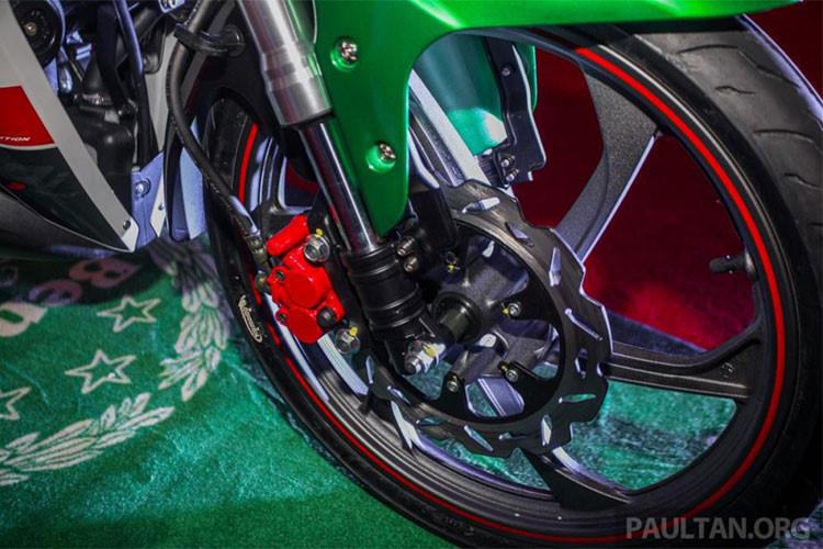 Hệ thống treo trước của xe gây ấn tượng với cặp phuộc hành trình ngược, hệ thống treo sau vẫn là giảm xóc lò xo trụ đơn, nhưng lò xo bên ngoài có màu vàng nổi bật, đi kèm là hệ thống phanh đĩa ở cả trước và sau.