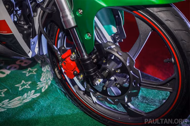 Hệ thống treo trước của xe gây ấn tượng với cặp phuộc hành trình ngược, hệ thống treo sau vẫn là giảm xóc lò xo trụ đơn, nhưng lò xo bên ngoài có màu vàng nổi bật, đi kèm là hệ thống phanh đĩa ở cả trước và sau.