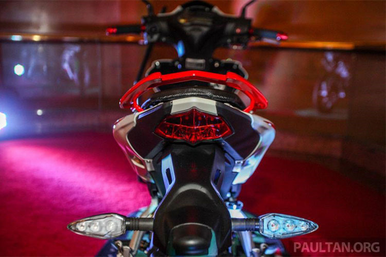 Ngoài dàn áo mới, Benelli RFS150i mới còn thể hiện rõ ở các đường uốn cong ở mặt nạ hay đuôi xe. Kích thước của xe cũng rất nhỏ gọn, ngang ngửa với hai đối thủ Yamaha Exciter 150 và Honda Winner 150.