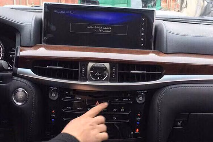 Cản trước hầm hố hơn với lip lắp thêm bên dưới. Cản sau thiết kế dạng thể thao với ốp màu đen. Ngoài những điểm nhấn trên, Lexus LX570 Super Sport 2018 vẫn sở hữu nội thất và các trang bị tiện nghi tương tự bản tiêu chuẩn. Bản Super Sport vẫn có cấu hình 7 chỗ ngồi như truyền thống.