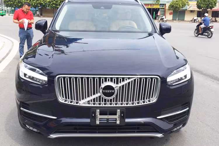Đã chính thức bước chân vào Việt Nam, tuy nhiên chiếc Volvo XC90 T6 Inscription phiên bản mới này lại được nhập khẩu vào Việt Nam qua một showroom tư nhân ở Hà Nội. Đây là phiên bản cao cấp nhất của dòng SUV hạng sang này, chỉ đứng sau bản First Edition giới hạn số lượng.
