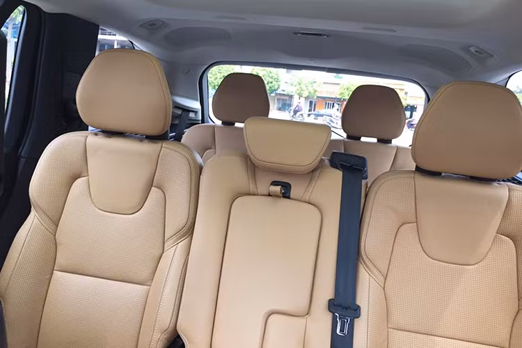 Nội thất của chiếc Volvo XC90 T6 Inscription được nhập về Việt Nam này có những tùy chọn nội thất mang đậm phong cách Bắc Âu như các ghế ngồi màu kem sáng bọc da Nappa cao cấp cùng với những chi tiết ốp gỗ óc chó Thụy Điển có vân cực đều.