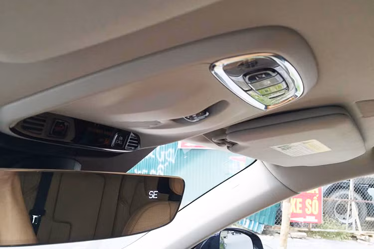 Phía trên trần xe là một cửa sổ trời panorama cực rộng, phủ hết hàng ghế sau của xe. Là một mẫu SUV khá lớn nên XC90 có tới 3 hàng ghế và ngồi được 7 người, XC90 sở hữu dàn âm thanh Premium Sound hi-end của hãng audio nổi tiếng Bowers &amp; Wilkins với 19 loa.