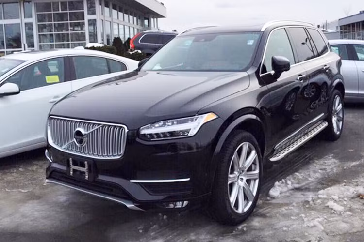 Với đầy đủ các trang bị cao cấp, một chiếc Volvo XC90 T6 Inscription vốn đã có giá khởi điểm lên tới 54.245 USD tại Mỹ (tương đương 1,2 tỷ đồng). Được biết khi về đến thị trường Việt Nam thông qua nhà nhập khẩu tư nhân, mẫu xe này sẽ có giá khoảng hơn 3 tỷ đồng.