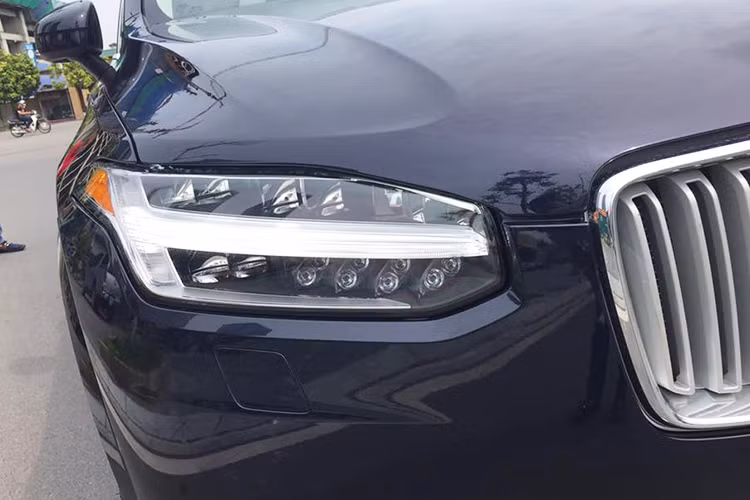Những chi tiết như đèn pha LED, lưới tản nhiệt dựng đứng với logo Volvo chạy chéo, các nẹp hai bên hông mạ chrome và bộ mâm đúc 8 cánh khiến phiên bản Inscription của dòng xe trở nên vừa hiện đại, sang trọng nhưng vẫn rất thể thao, năng động.