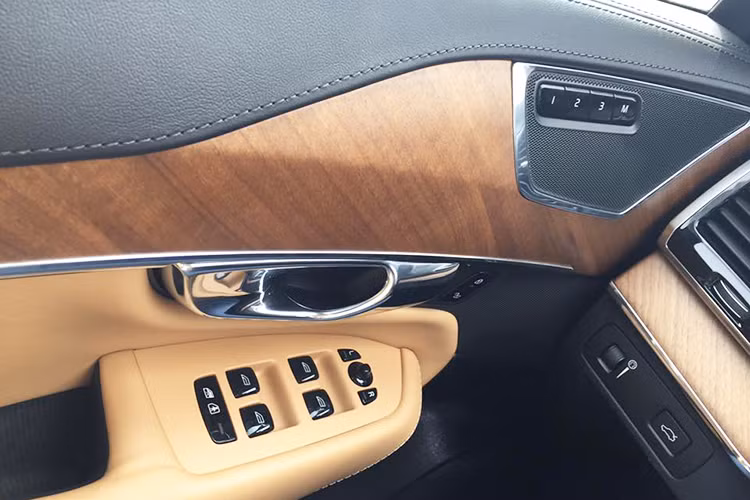 Ngồi từ phía người lái, XC90 sẽ đem lại góc nhìn rất thoáng nhờ có bảng táp-lô rộng rãi và cột A mỏng, dốc về phía sau. vô-lăng của xe được tích hợp các nút điều khiển hệ thống âm thanh và một số tính năng của xe đầy thuận tiện ngay cả khi bạn đang cầm lái.